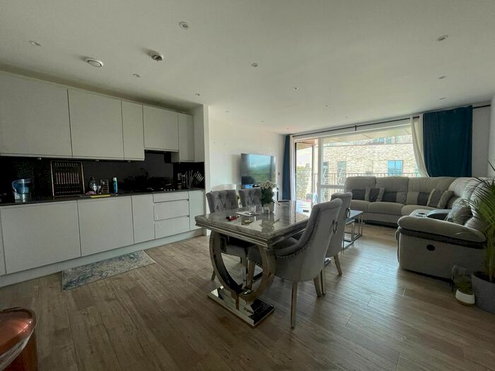 2 Bedroom Flat To Rent In Lakeside Drive, Park Royal, London, NW10