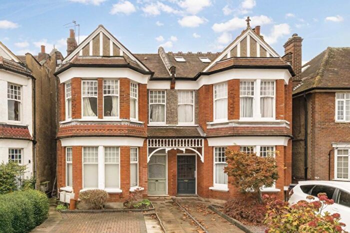 3 Bedroom Flat For Sale In Long Lane, Finchley, N3