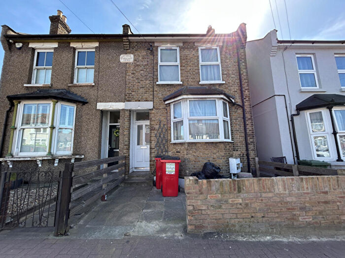 6 Bedroom Semi Detached House For Sale In Brentwood Road, Romford, Essex, RM1