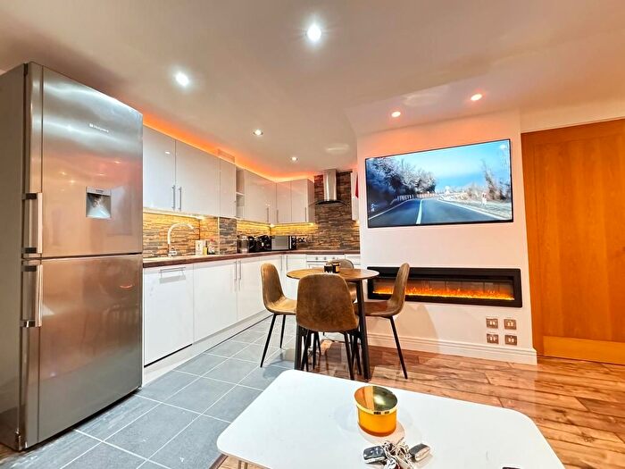3 Bedroom Flat To Rent In Onyx Mews, Stratford, London, E15