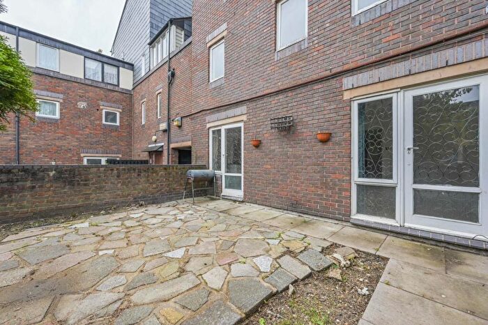 3 Bedroom Flat To Rent In Crofts Street, Tower Hamlets, London, E1
