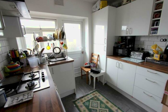 2 Bedroom Apartment To Rent In High Road, London, N12