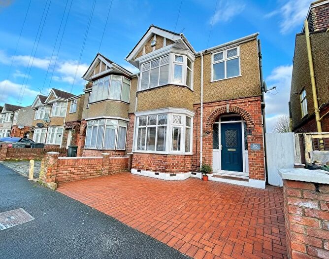4 Bedroom Semi Detached House For Sale In Norfolk Road, Luton, Bedfordshire, LU2