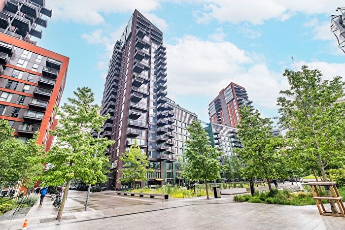 2 Bedroom Flat To Rent In Viaduct Gardens, London, SW11