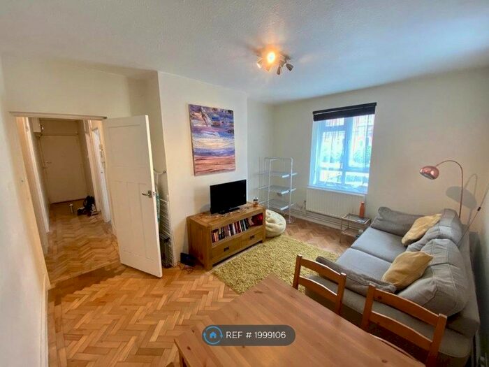 3 Bedroom Flat To Rent In Clapham, London, SW4