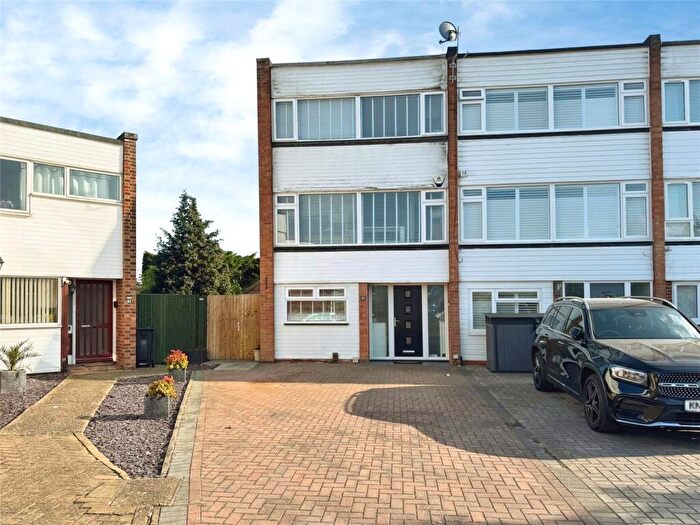 4 Bedroom End Of Terrace House For Sale In Leyburn Close, Woodley, Reading, RG5