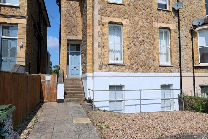 2 Bedroom Flat To Rent In Holmesdale Road, Sevenoaks, TN13