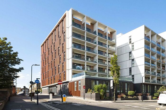 3 Bedroom Flat To Rent In Roseberry Place, London, E8