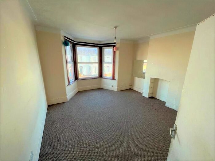 2 Bedroom Flat To Rent In Milverton Gardens, Seven Kings, IG3