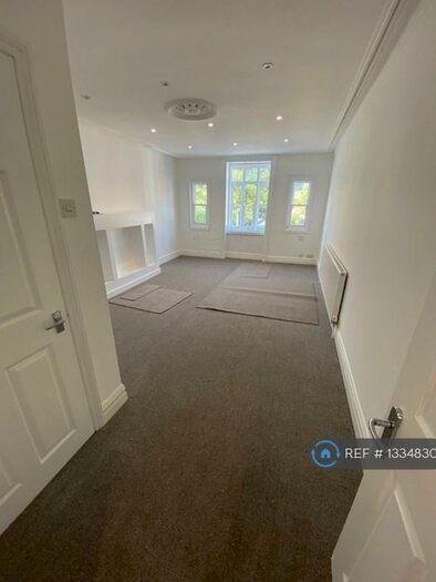 2 Bedroom Flat To Rent In East Street, Wimborne, BH21