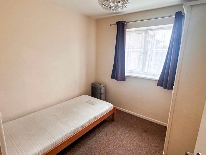 2 Bedroom Flat For Sale In Wingfield Road, Trowbridge, BA14