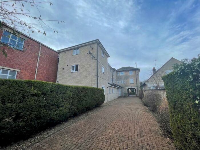 2 Bedroom Flat To Rent In Nd Floor, Bed, Apartment To Rent In Cirencester, GL7