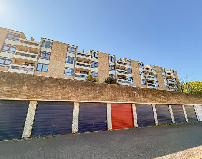 2 Bedroom Flat For Sale In Kenilworth Court, Washington, NE37