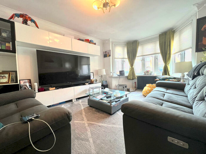 4 Bedroom House To Rent In Oval Road South, Dagenham, RM10