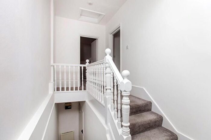 2 Bedroom Flat To Rent In Cricklewood Lane, Cricklewood, NW2