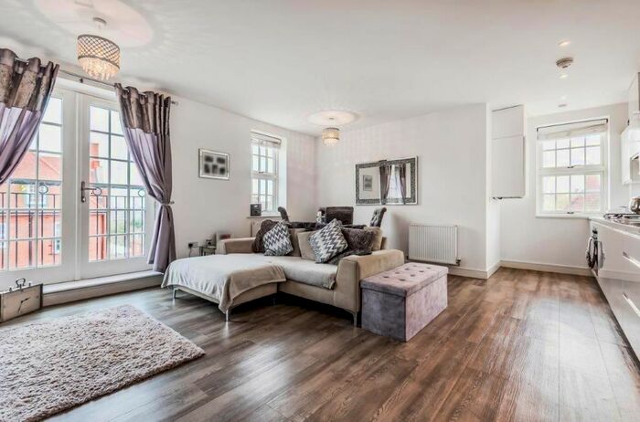 1 Bedroom Flat To Rent In Collison Avenue, Barnet, EN5