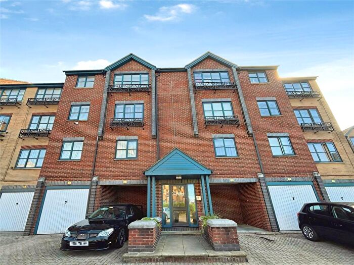 2 Bedroom Flat To Rent In Riverdene Place, Southampton, Hampshire, SO18