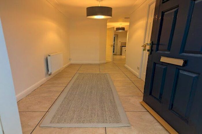 3 Bedroom Town House To Rent In Chaplin Close, Salford, M6