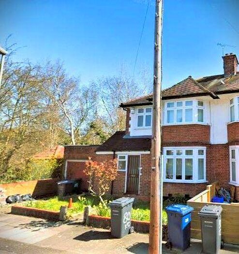 5 Bedroom Semi-Detached House To Rent In Kings Close, Hendon, NW4