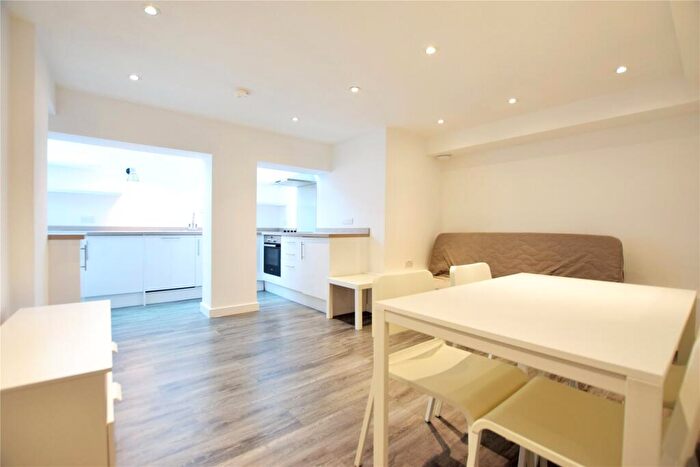 1 Bedroom Apartment To Rent In Watlington Street, Reading, Berkshire, RG1