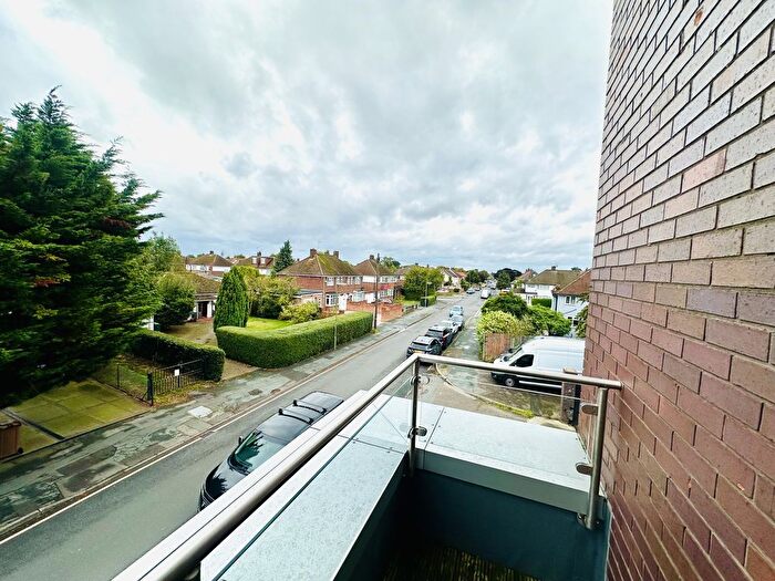 1 Bedroom Flat For Sale In Crownage Court, Sunbury-On-Thames, TW16
