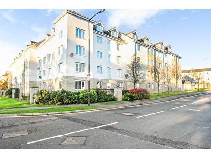 3 Bedroom Flat To Rent In Queens Crescent, Livingston, EH54