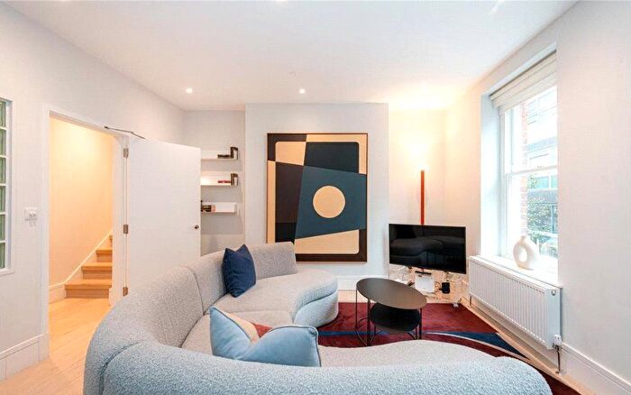 2 Bedroom Flat To Rent In Marylebone Lane, Marylebone, London, W1U