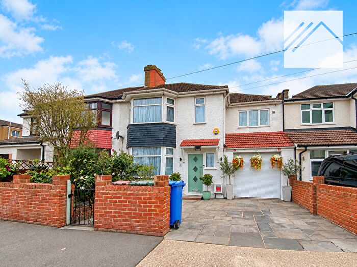 4 Bedroom Semi-Detached House For Sale In Oxford Avenue, Grays, RM16