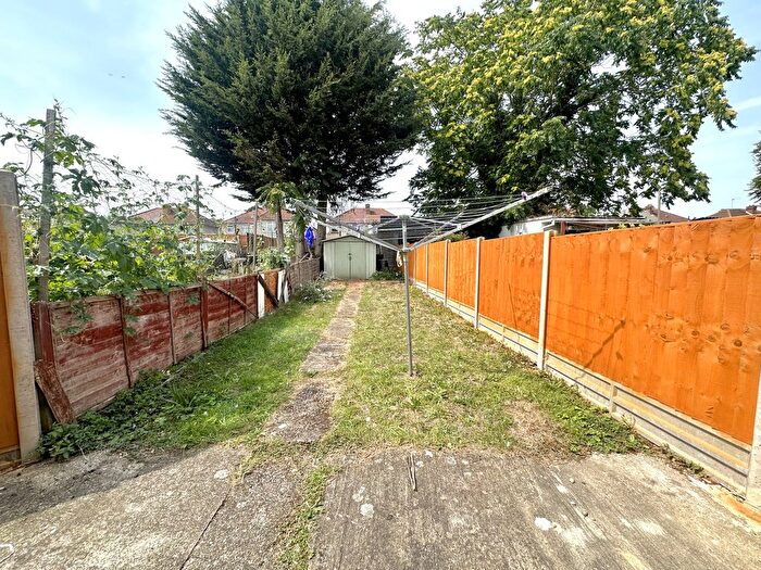 2 Bedroom Maisonette To Rent In Botwell Crescent, Hayes, UB3