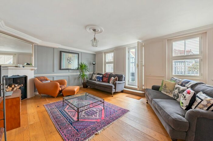 2 Bedroom Flat To Rent In High Street, Datchet, Slough, SL3