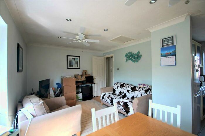 2 Bedroom Apartment To Rent In Waterside Gardens, Reading, Berkshire, RG1