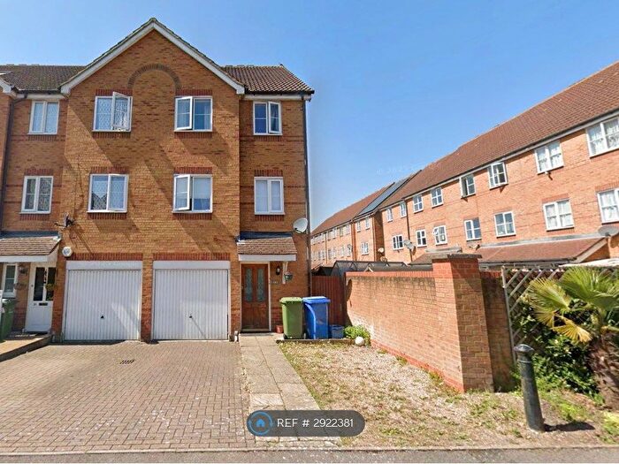 3 Bedroom End Of Terrace House To Rent In Beech Close, Aldershot, GU12