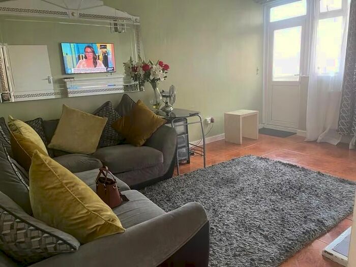 3 Bedroom Flat To Rent In Beaminster House, Dorset Road, London, SW8