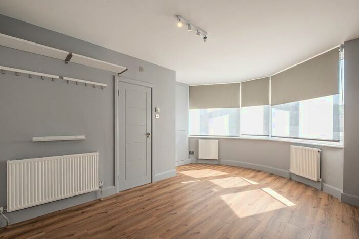 Flat To Rent In Hodford Road London, NW11