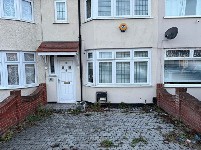 3 Bedroom Detached House To Rent In Waverley Road, Rainham, RM13