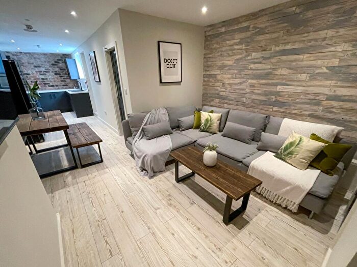 5 Bedroom End Of Terrace House To Rent In Dell Street, L7