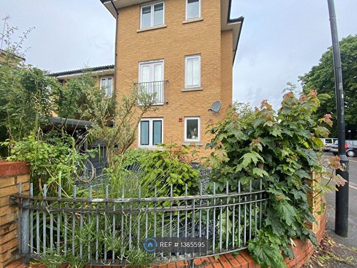 4 Bedroom Semi-detached House To Rent In Brinkworth Way, London, E9