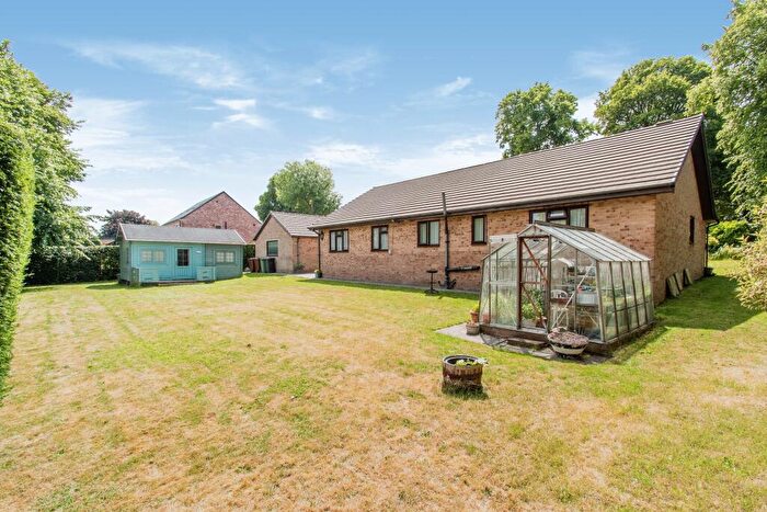 3 Bedroom Bungalow For Sale In Elland Road, Churwell, Morley, Leeds, LS27