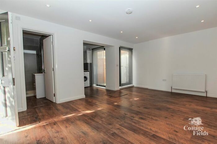 Studio To Rent In Effingham Road, London, N8