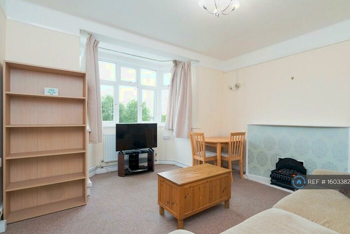 2 Bedroom Flat To Rent In Oakleigh Road North, London, N20