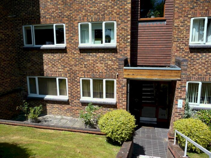 2 Bedroom Flat To Rent In Vale Road Farington Acres, Weybridge, KT13