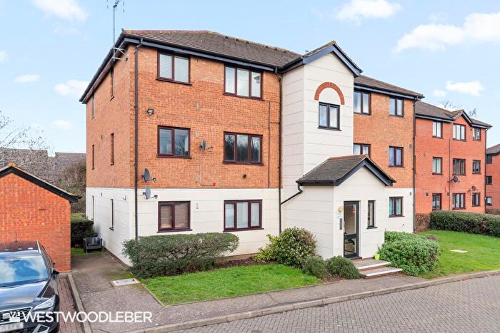 1 Bedroom Flat For Sale In Parrotts Field, Hoddesdon, EN11