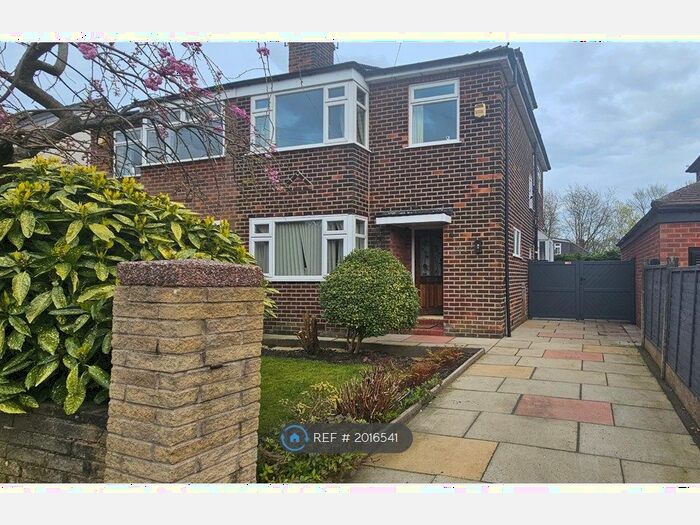 4 Bedroom Semi-Detached House To Rent In Blandford Ave, Worsley, M28
