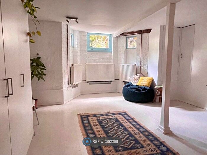 1 Bedroom Flat To Rent In Basement, London, N16