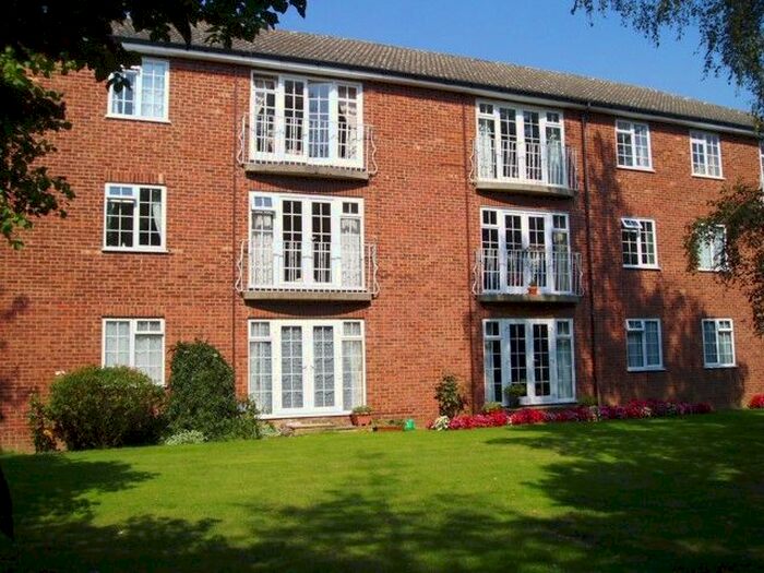2 Bedroom Flat To Rent In Midhope Close, Woking GU22