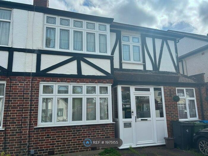 4 Bedroom Semi-Detached House To Rent In Brockenhurst Avenue, Worcester Park, KT4