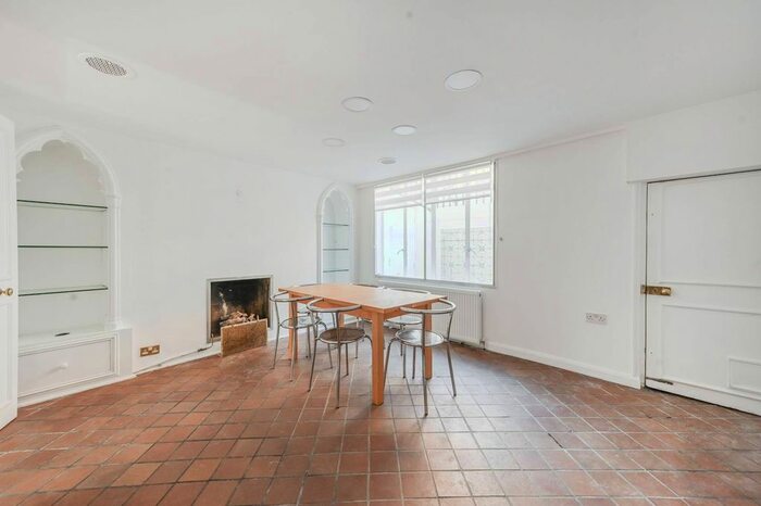 3 Bedroom Property To Rent In Graham Terrace, Sloane Square, London, SW1W