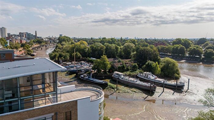 2 Bedroom Flat For Sale In Goat Wharf, Brentford, TW8