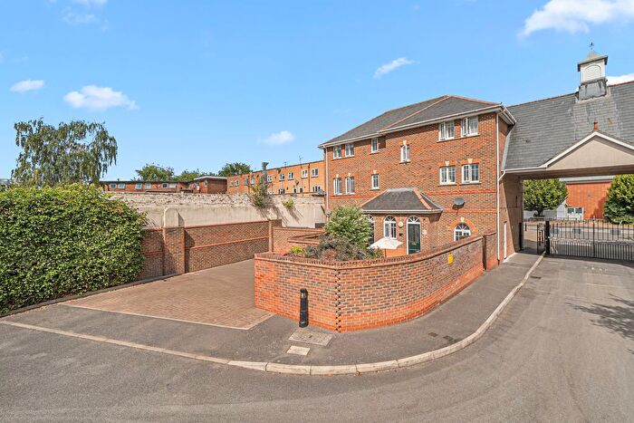 3 Bedroom Maisonette For Sale In Addlestone, Surrey, KT15