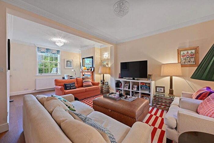 2 Bedroom Cottage To Rent In Shepherds Bush Place, London, W12